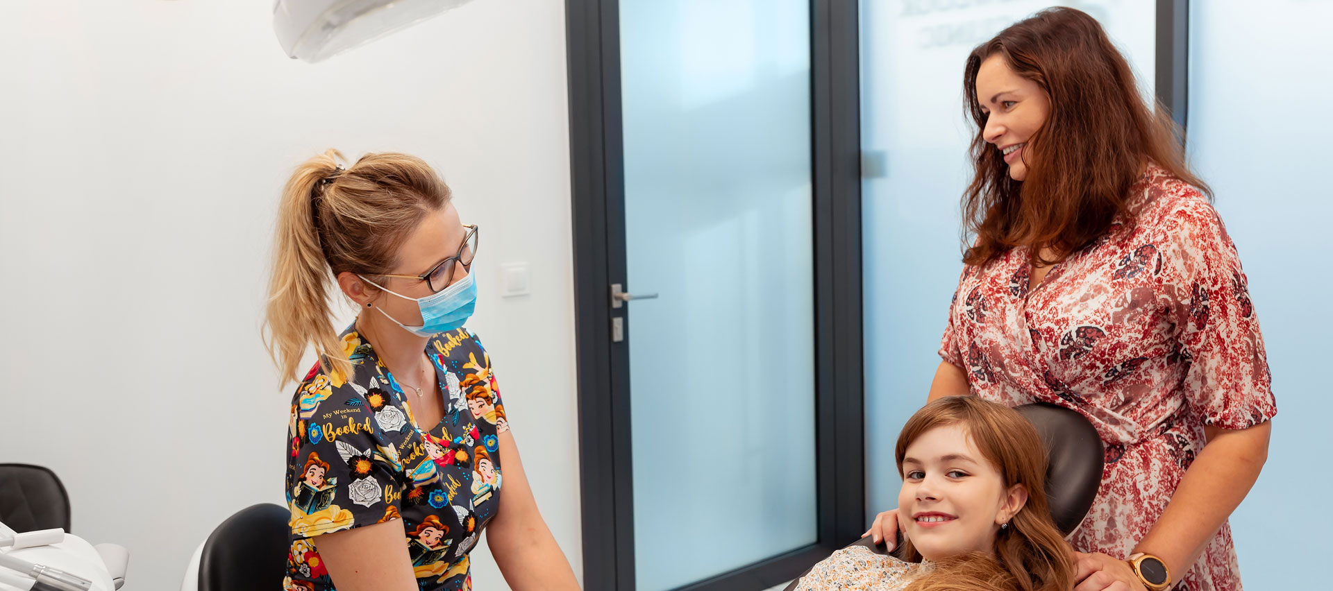 Dr n. med. Karolina Polak-Kowalska w naszej klinice dentystycznej w Lublinie specjalizuje się w stomatologii dziecięcej. W pracy wykazuje wiele empatii.